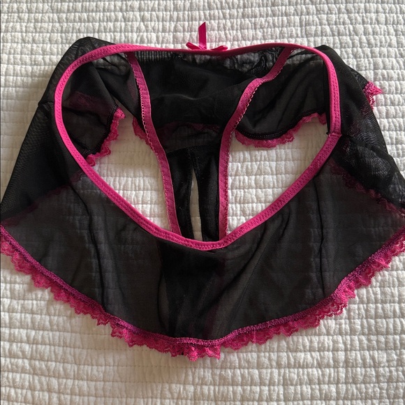 Black & Pink Ruffles - Picture 3 of 3